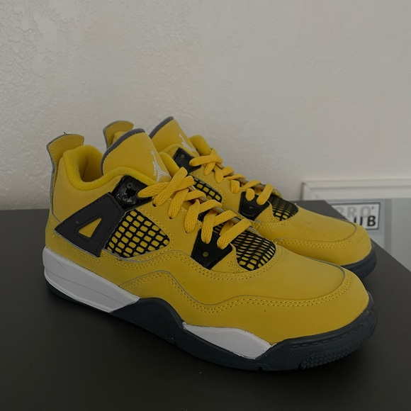 Air Jordan 4 Retro GS ‘Lighting’ 2021.